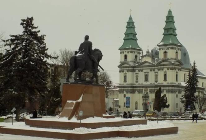 面对老美的步步紧逼，外界纷纷猜测，泽连斯基会不会选择把乌克兰全部并入俄罗斯，不过