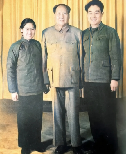 毛主席与女儿女婿的一张珍贵合影，当时正是主席70岁生日

六十年代，有一张毛主席