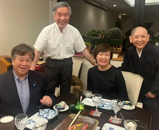 刚从俄罗斯返回日本的安倍昭惠，与几位好友小聚，看得出心情不错，状态也颇为轻松。她