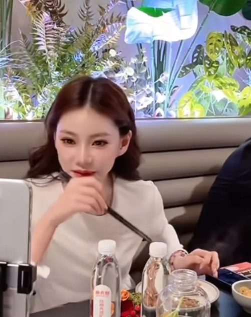这是给兰姐取得媳妇，果然和妈妈是一度对，一开播状态就上线
这时候问筱梅偶像是谁，