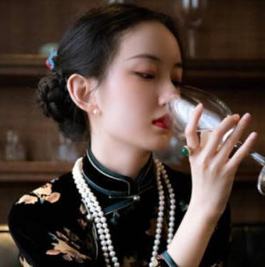 民国21年，上海督察张天禄，哀求着一个酒鬼：“我什么都答应你，只求你救救我女儿！