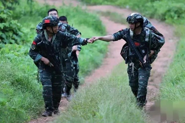 我当兵时，一年发13个月的工资，年底发双份工资，现在是一年发14个月的工资，半年