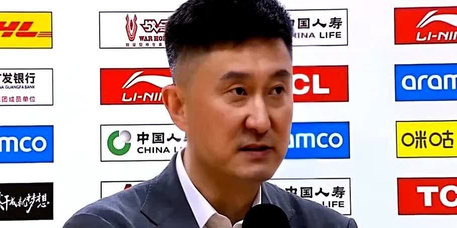 广东男篮赛后，杜锋的表情并不轻松，只讲了三点，对于102比98赢球，或者比赛的过