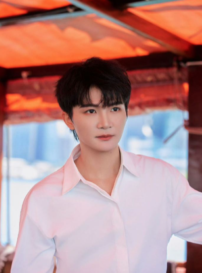 谁被周深的维港vlog种草香港？星光大道的掌印、维港的晚风、粉丝的应援“痛船”，