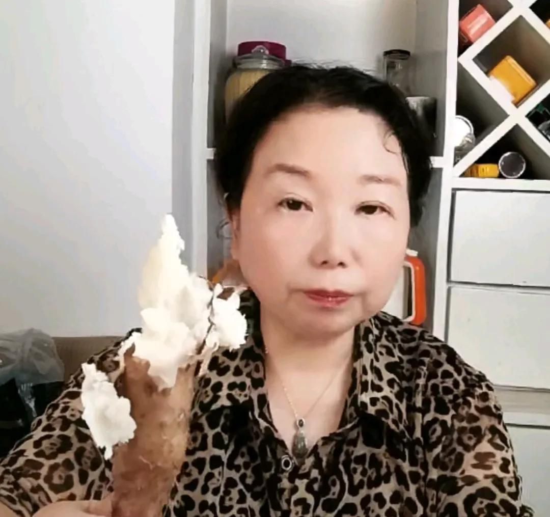 杜大娘和老郭今天都出来直播卖货了，老郭在兰考老家卖红薯，
大娘在驻马店卖红薯，