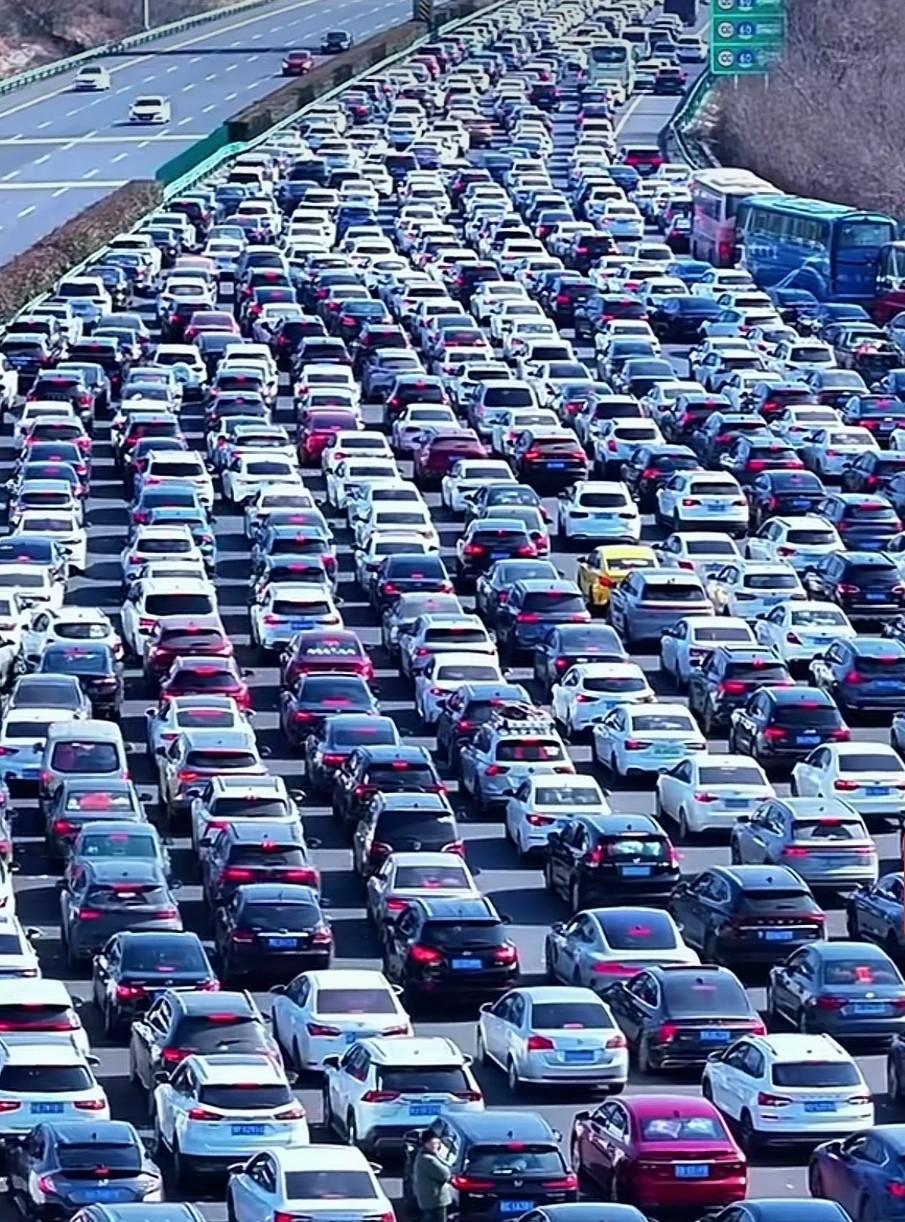 2025国庆长假返程高峰来袭！
返程车流不息，
一眼望不到头，
拥堵的路上让人头