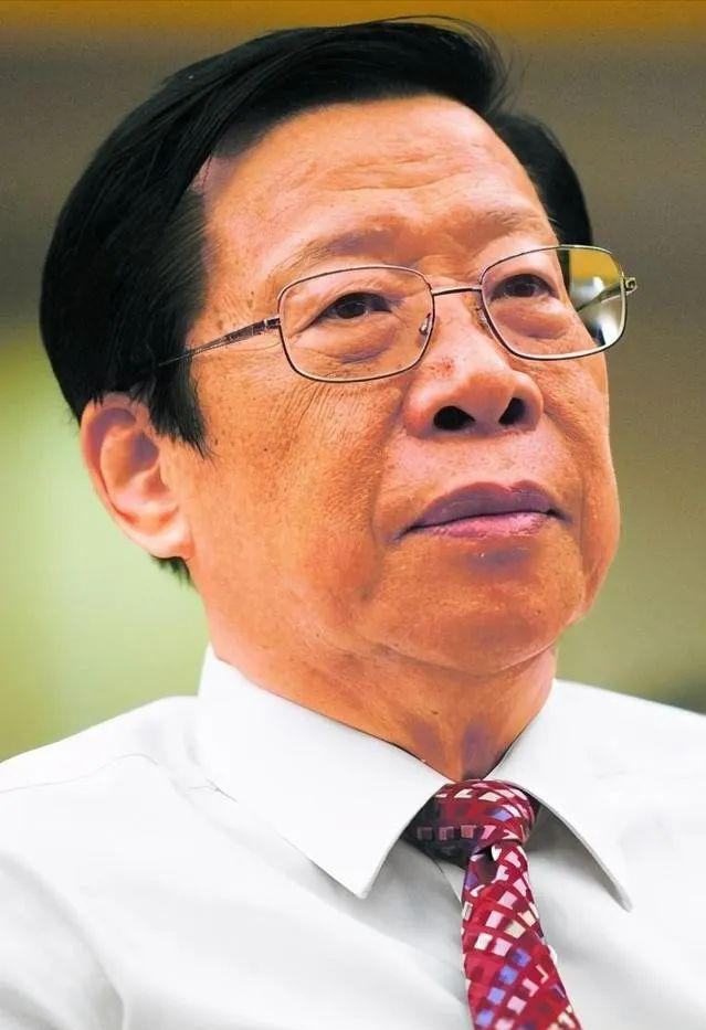 1993年，时任中央电视台台长的杨伟光，在没有上报的情况下，擅自做主在《新闻联播