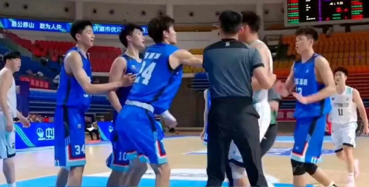 中国球员打球不行打架行。中国篮协u21联赛上演全武行群殴。
看篮协新领导如何处理