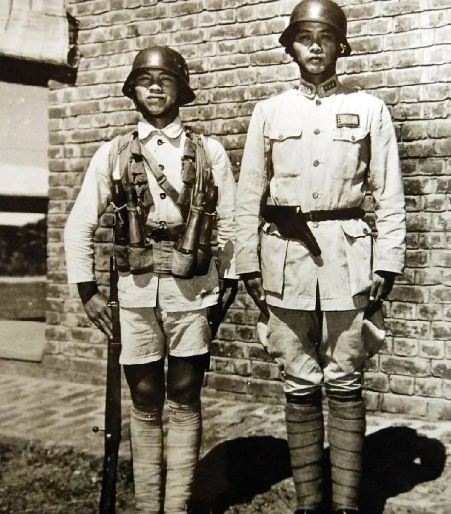 1942年，长沙会战期间，一名国军军官和士兵的一张合影，或许这是他们人生中最后的