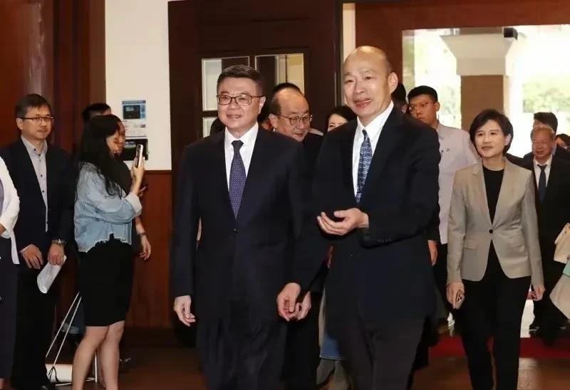 台湾省立法机构今天将本月11日三读通过的国民党团版本的特别条例函送行政机构。该条