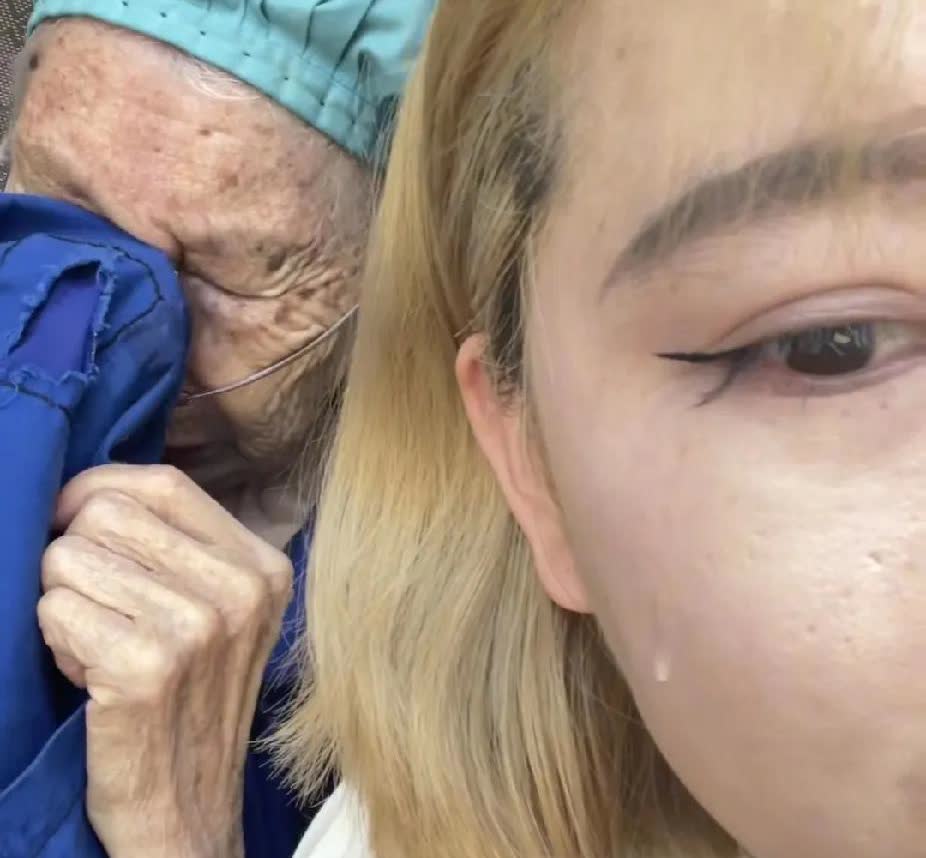 年轻女子回家看望生病的老人，听到老人哽咽说出的一句话，忍不住也瞬间掉眼泪了。
