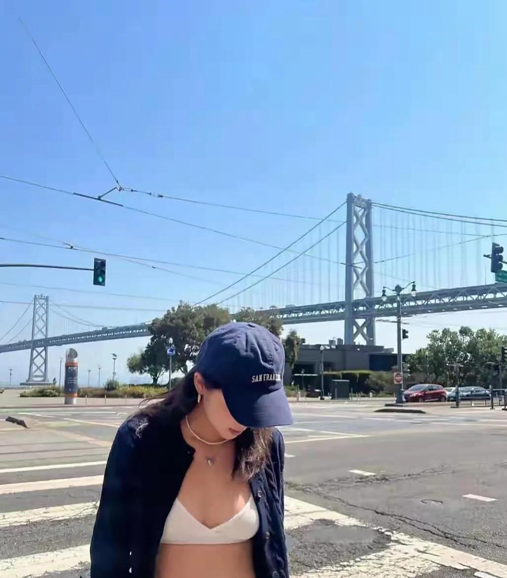 欧阳娜娜不愧是国外回来的。这穿衣自由，在国内是要被喷。