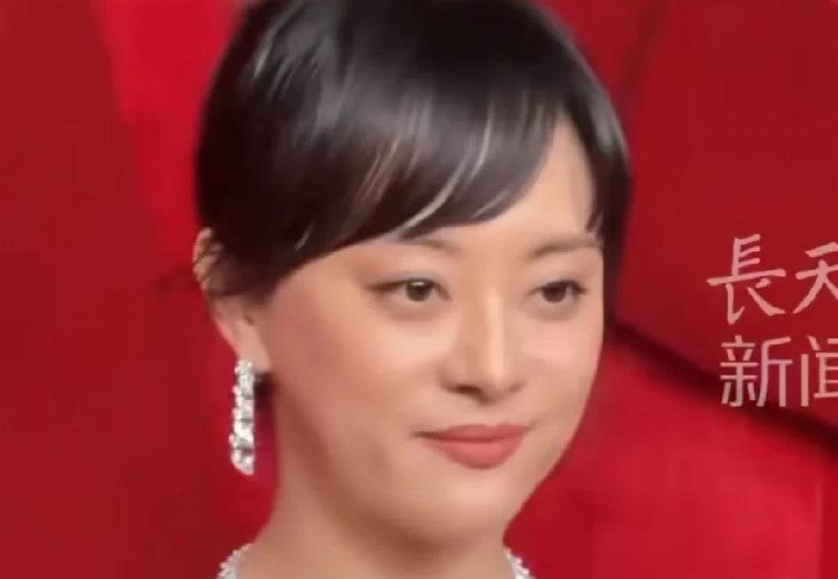 演员孙俪唇下的那颗痣不见了，
不是因为它丑弄掉的，
而是因为
它是一颗假痣