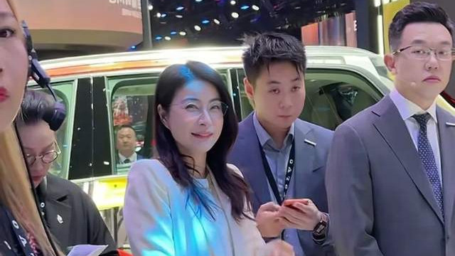 缺席小叔子婚礼后的郭晶晶，现身广州车展，穿一身白色西装很干练