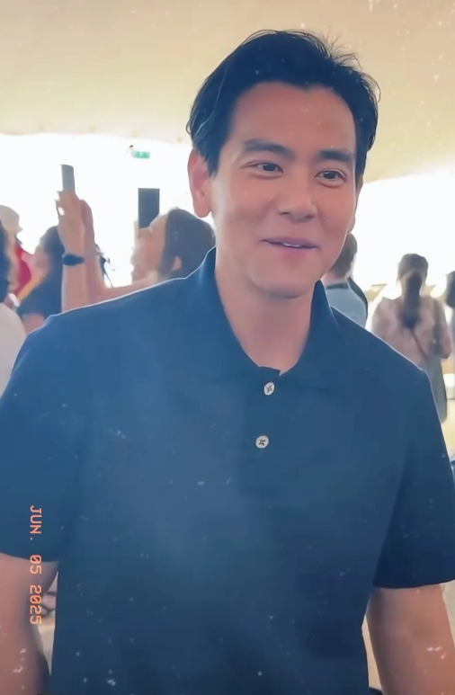 彭于晏否认与蔡依林恋情，直接用最快速最有效的方法解决了。
 
他选择通过工作室发