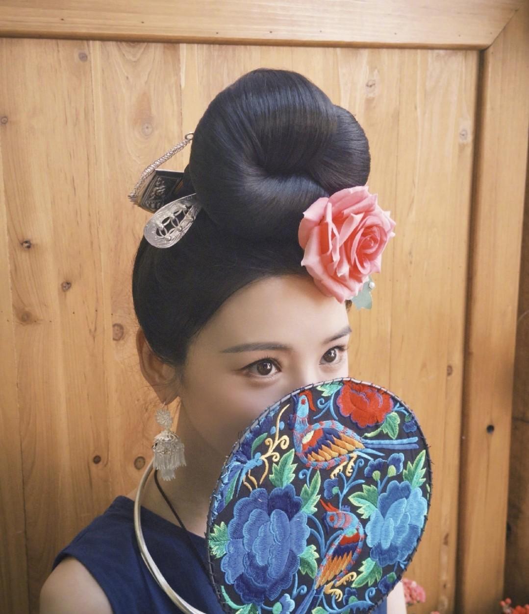 #我的宝藏兴趣# 毛晓彤变得苗妹，民族风打扮好亮眼，笑容依旧甜美。