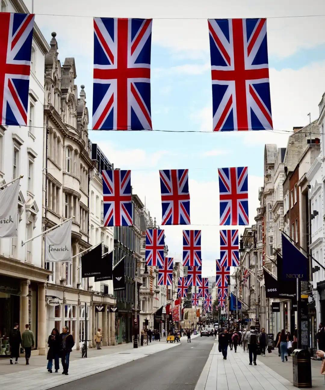 英国特出手了，表示要支援乌克兰10万架无人机！
根据消息，英国承诺到2026年4