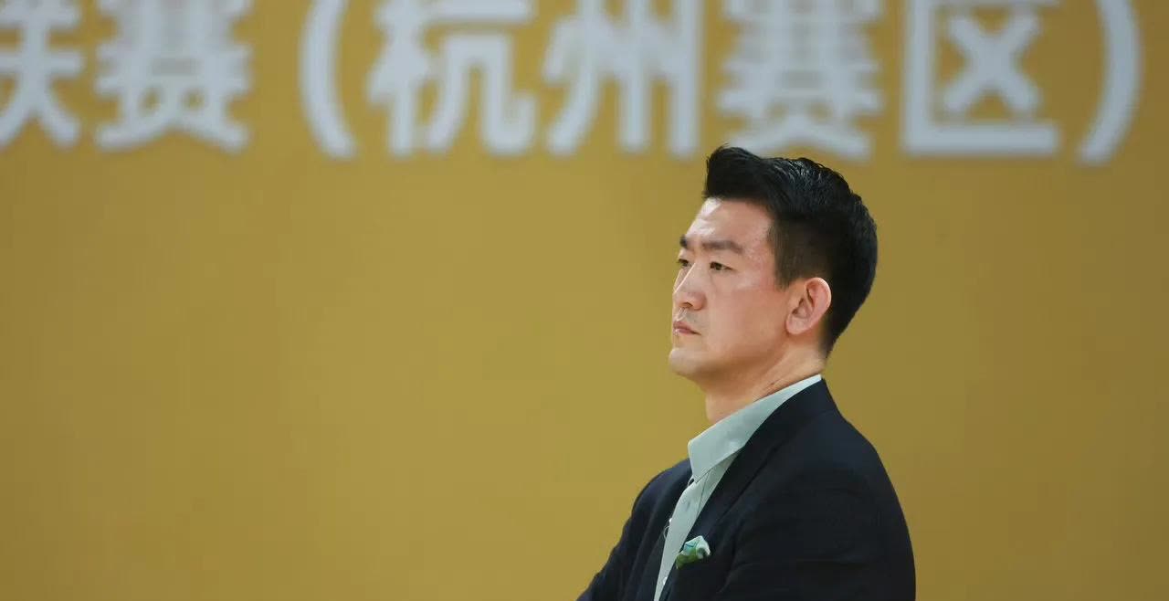 浙江人本赛季大丰收，最佳教练王博，MVP胡金秋，孙铭徽获得最佳防守，有点怪，他在