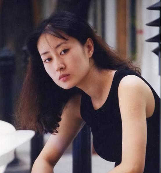 那是一个阳光明媚的午后，刘敏涛和丈夫常乐正在日本京都的一条古朴街道上闲逛。街边一