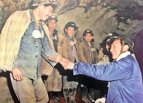 1989年3月4日，考察上海梅山冶金公司梅山铁矿，进入矿井。1969年初，上海市