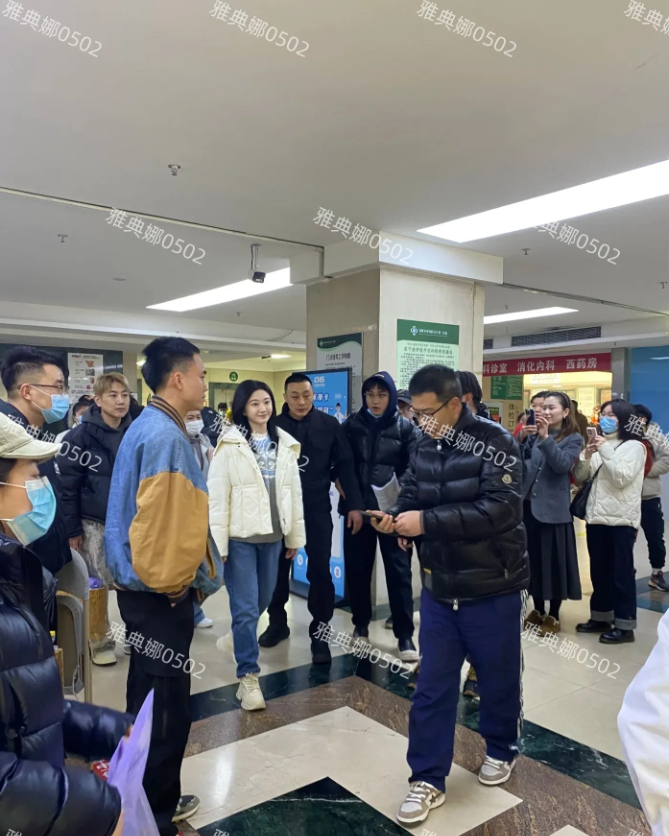 重钢总医院偶遇景甜拍戏，她可真白呀!
在人群中闪闪发光，不愧是明星真的跟素人有壁