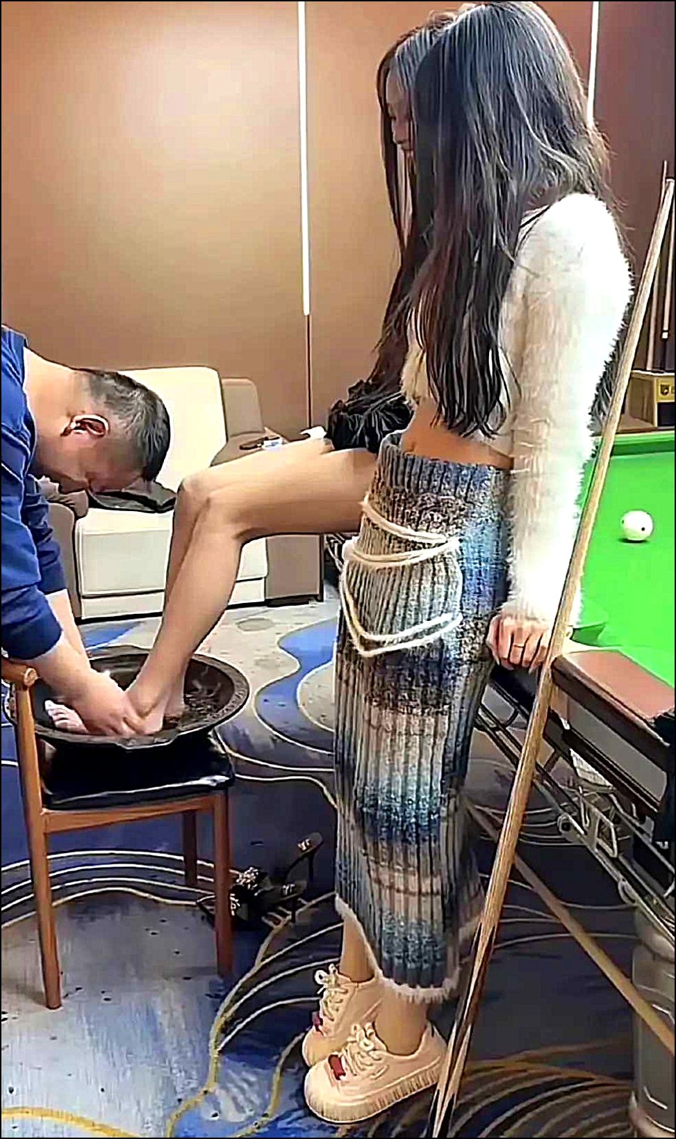 输的洗脚，万万没想到竟然打不过一个妞。