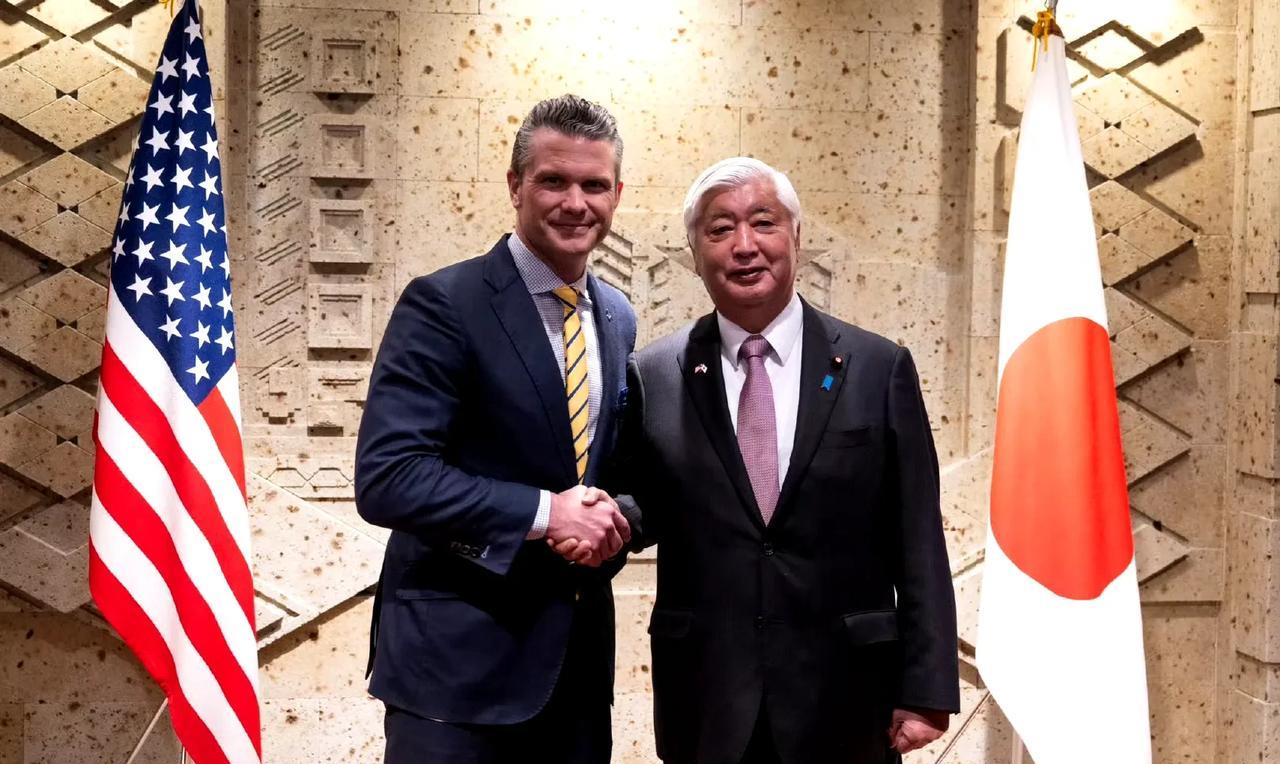 彻底不装了，摊牌了！
美国国防部长赫格塞斯在访问日本时表示，日本是遏制中方不可或