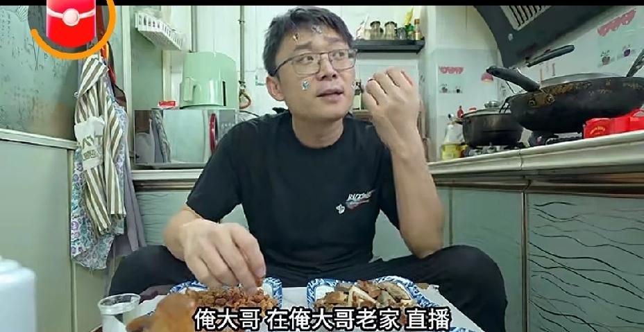 我就说，大刘跟喷香哥关系最好。
去年是大刘状态最糟糕的一年，开蛋糕店熬夜到四五点