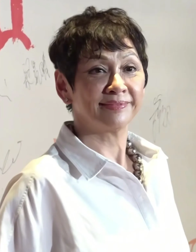 这是66岁的余安安，周润发的前妻，曾经的香江第一美人，从和周润发的结婚照来看，她
