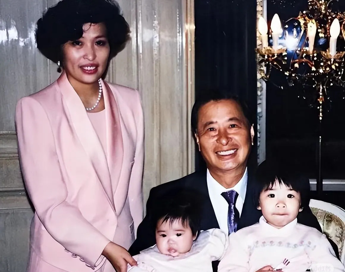 香港富豪李兆基的婚姻故事











惊天大瓜！香港顶级富豪李兆基去世