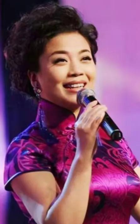 张也，1968年生于湖南长沙，是中国著名女高音歌唱家、国家一级演员，中国音乐学院
