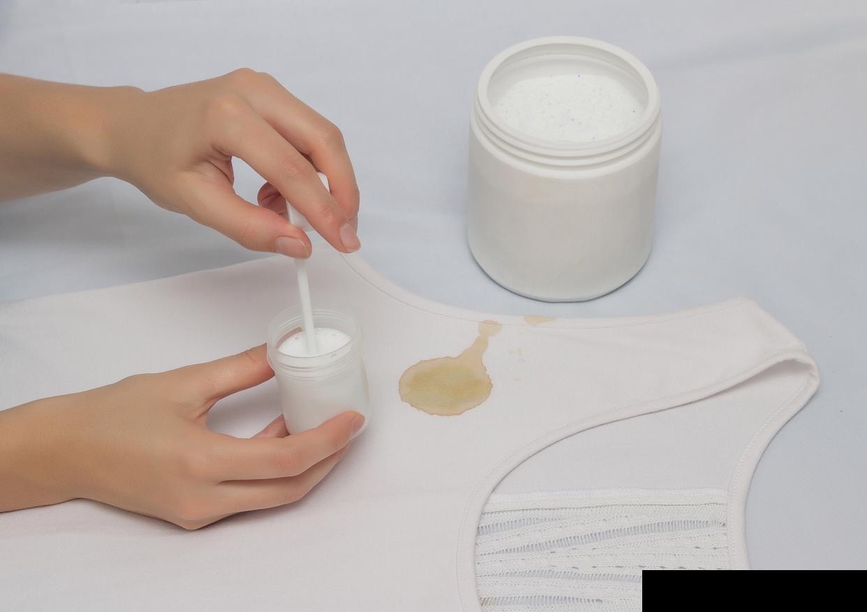 宝子们，分享几个超实用的生活小妙招！
衣服沾了油渍，别拿洗洁精硬搓，会留印还伤衣