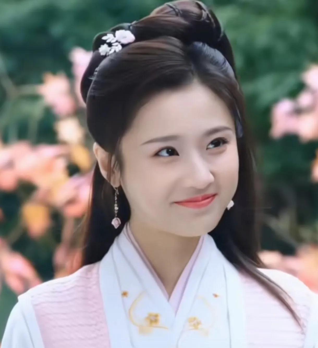《花下吟》
人生不向花前醉，花笑人生是个呆。
玉影轻依香径侧，愿同春色共悠哉。