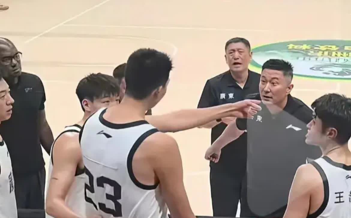 杜锋是时候该下课了，广东陈海涛老板是时候该下决心了！
只靠打压，靠无下限的辱骂