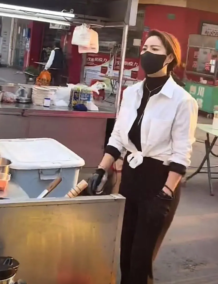 东莞炒粉姐：我再也不摘下口罩了

在东莞大朗租的几万一个月的店铺撑不住了，现在又