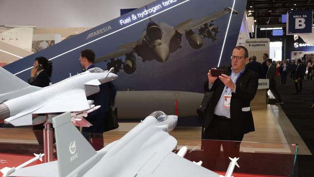 法国阵风出息了，空战打不过中国造歼10C，回头就欺负伊朗无人机