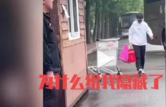 据说这是莎莎比赛回国后回家看望父母的一张出行照片。
图中的莎莎拎着给爸妈买的礼物