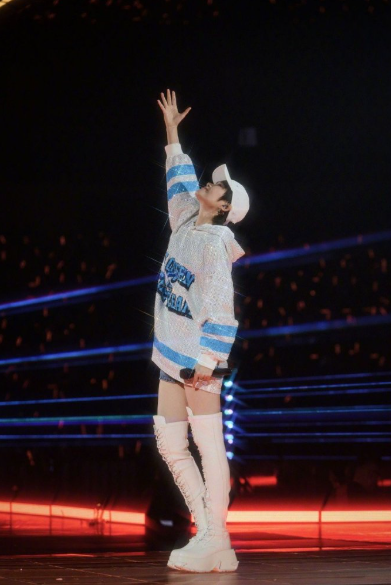 山城因她而闪耀！李宇春全程高能输出，唱跳俱佳气场全开，与粉丝互动超暖心，现场欢呼