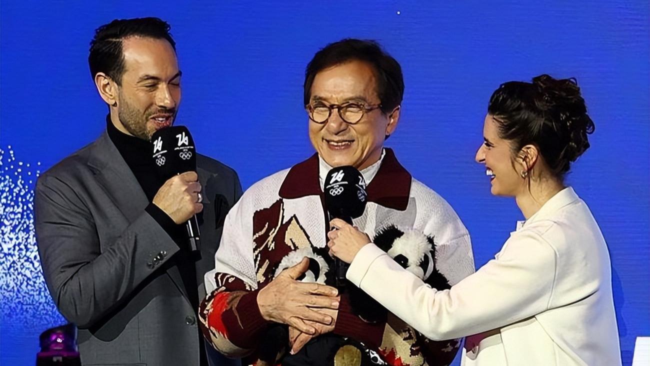 冬奥最大彩蛋！花滑现场惊现成龙，日本网友直接看懵