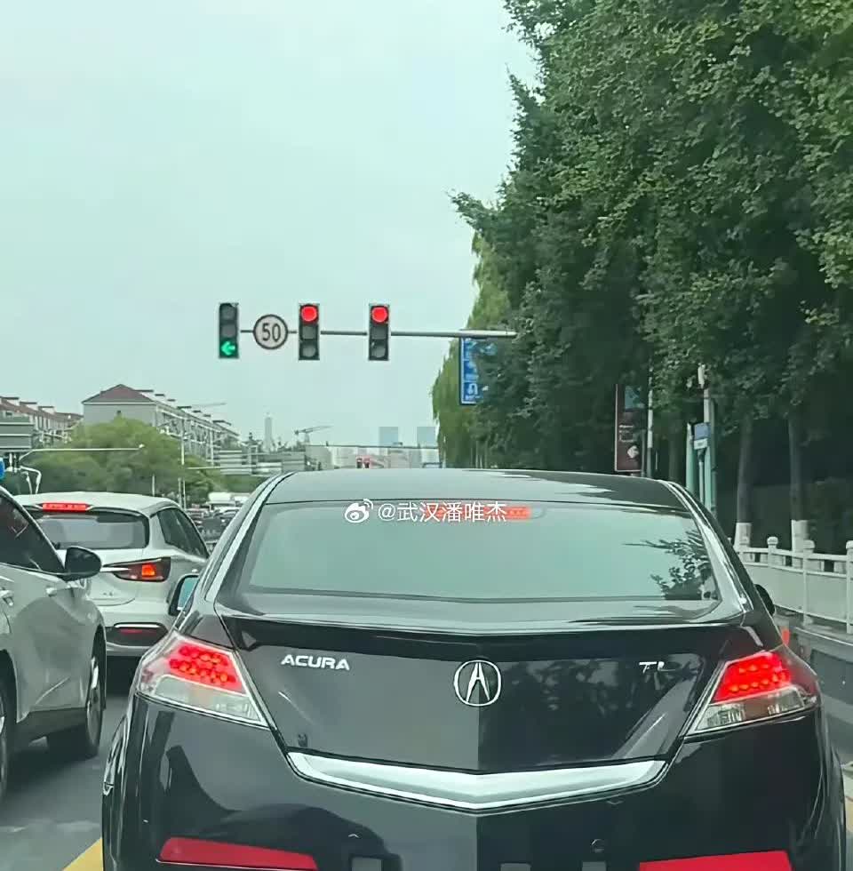 一个倒三角的是什么车？
这个是什么牌子的车？贵吗？第一次见，求科普。 ​​​
