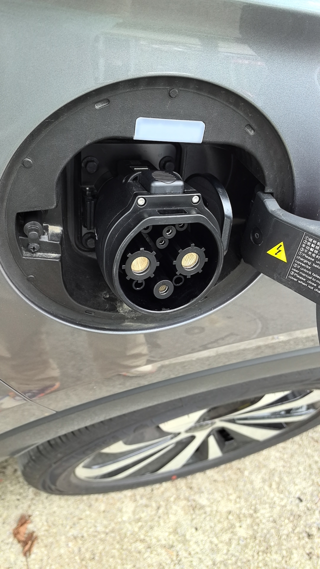 第一次充电就遇到这种情况
第一次充电，转接头插在充电口拔不下来，锁住了，重新解锁