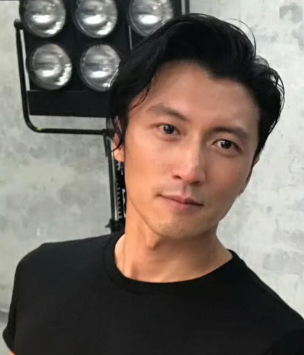 要不怎么说还得是谢霆锋，第一眼就让大家看懂的帅，岁月不败帅哥这句话在谢霆锋这里展