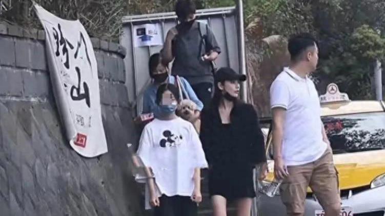 汪小菲陪女儿外出放松！玥儿享用甜点时笑容满面，继母悉心照料。