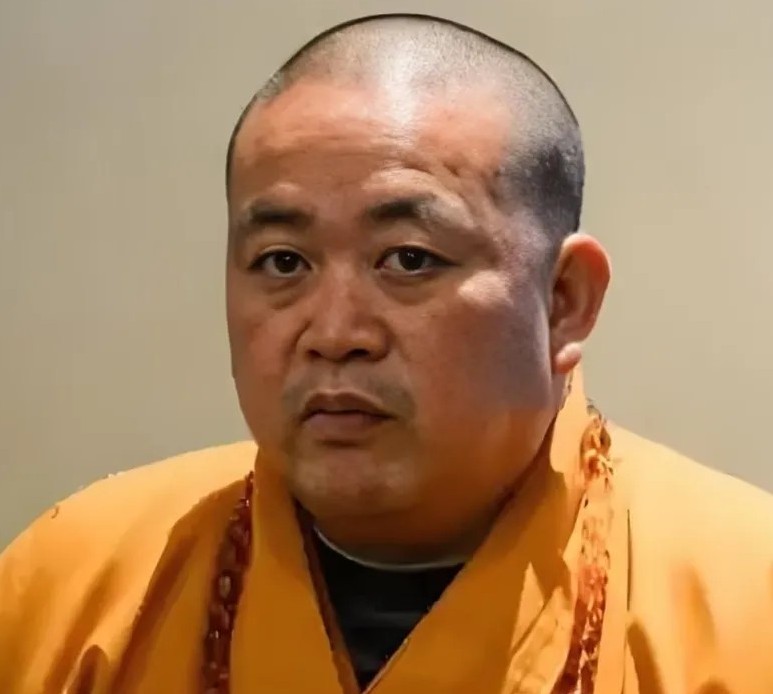 释永信的前半生，
看完你就知道为什么网友这么惊讶了。

释永信俗家名字刘应成