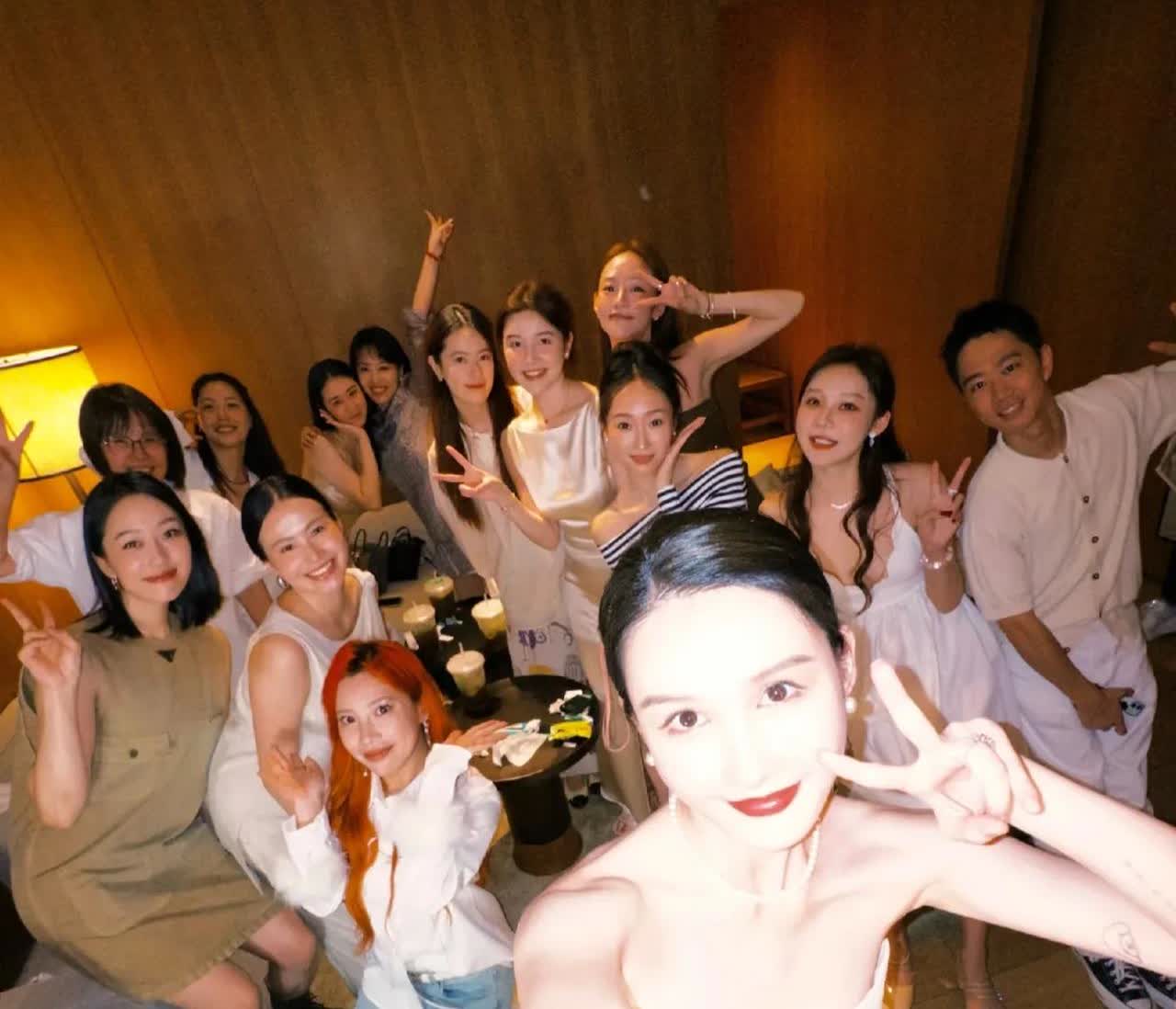 为什么00后没有同学聚会？

因为同学聚会的真实目的，就是在精神上压倒男同学