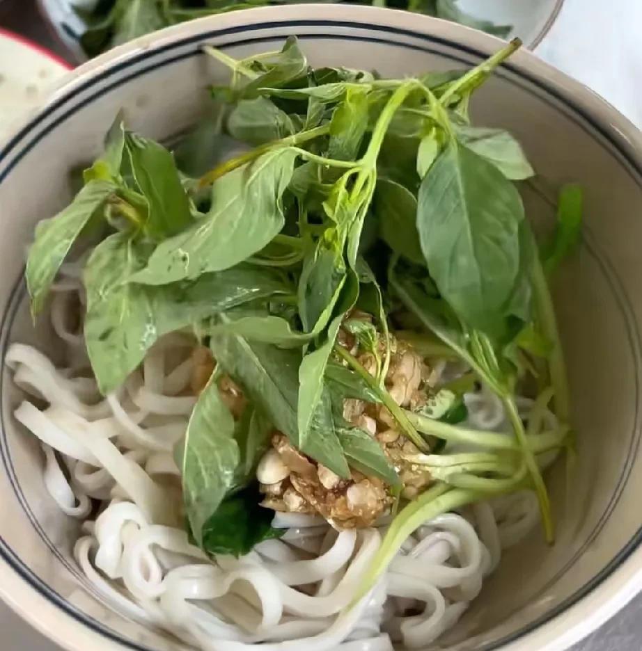 80%安徽人都没有吃过的荆芥凉面条，都不知道什么味道
皖北在安徽是非常特殊的存在