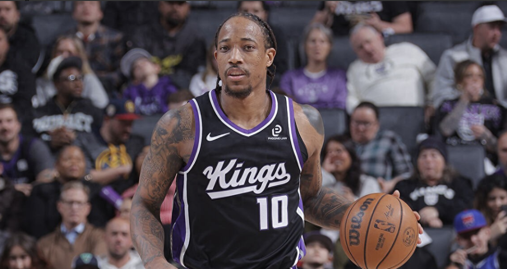 NBA常规赛，国王主场105-136惨败掘金。
本场比赛，国王球星德马尔-德罗赞