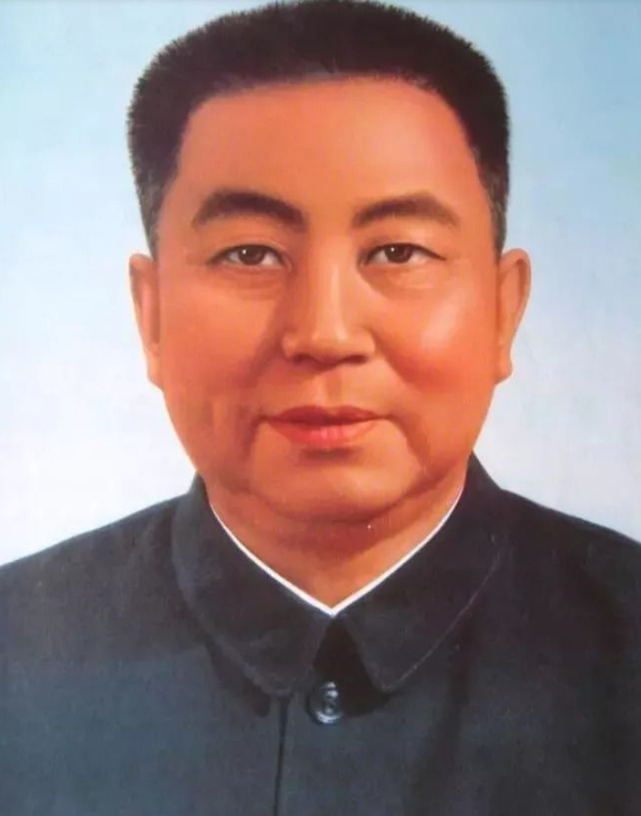 1976年粉碎四人帮后，华国锋派两人去接管新闻舆论。其实这两个人都是叶剑英给他推
