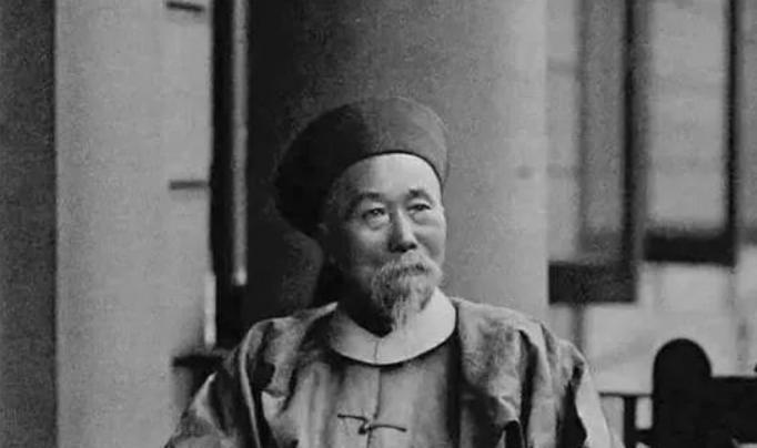 1953年，晚清时期饱受争议的重臣李鸿章之孙李子嘉死了，死在一个四面漏风的破草屋
