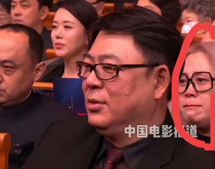 朱媛媛老师金鸡奖获奖时那个后台镜头确实挺戳心的，穿旧裙子摸着奖杯上的小凹痕说“这